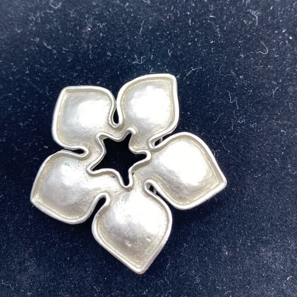 Vintage Silver tone Floral Pin Brooch Dogwood?